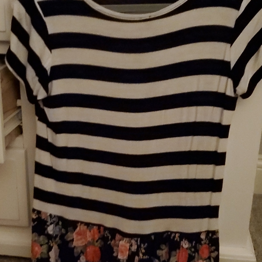 Flowery striped top🌹